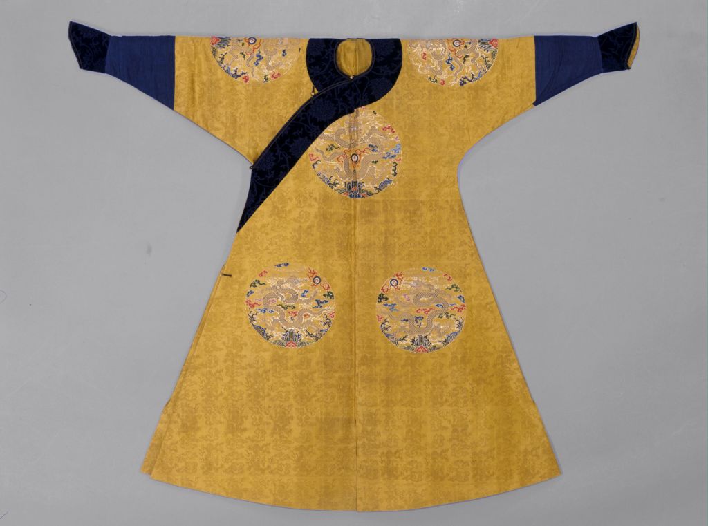 图片[1]-Yellow eight groups of colorful clouds, golden dragon makeup, flower gauze robe-China Archive